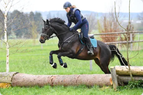 Halbschwester Donauperle von KASIMIR TSF unter ihrer Besitzerin Vanessa Zeller